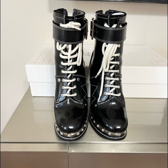 Authentic Alexander McQueen Lace-up studded glossed-leather ankle boots - Picture 2 of 6